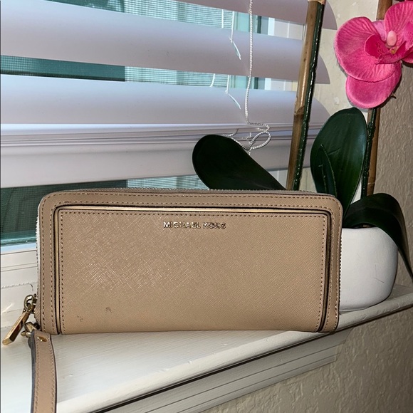 Michael Kors Handbags - Michael Kors Pink Cream Wallet